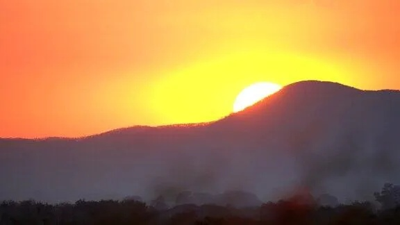 (夕阳落山时的景色描写过程)夕阳西下,照耀在落日山丘上的壮丽风景