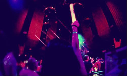 (疯狂派对bgm)疯狂派对狂欢活动：让你沉浸在音乐和舞蹈的疯狂乐趣中